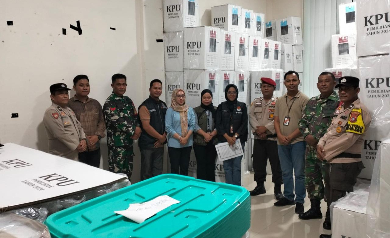 Kapolsek Pinggir Pimpin Pengamanan Kedatangan Logistik Pilkada 2024 di Kecamatan Pinggir