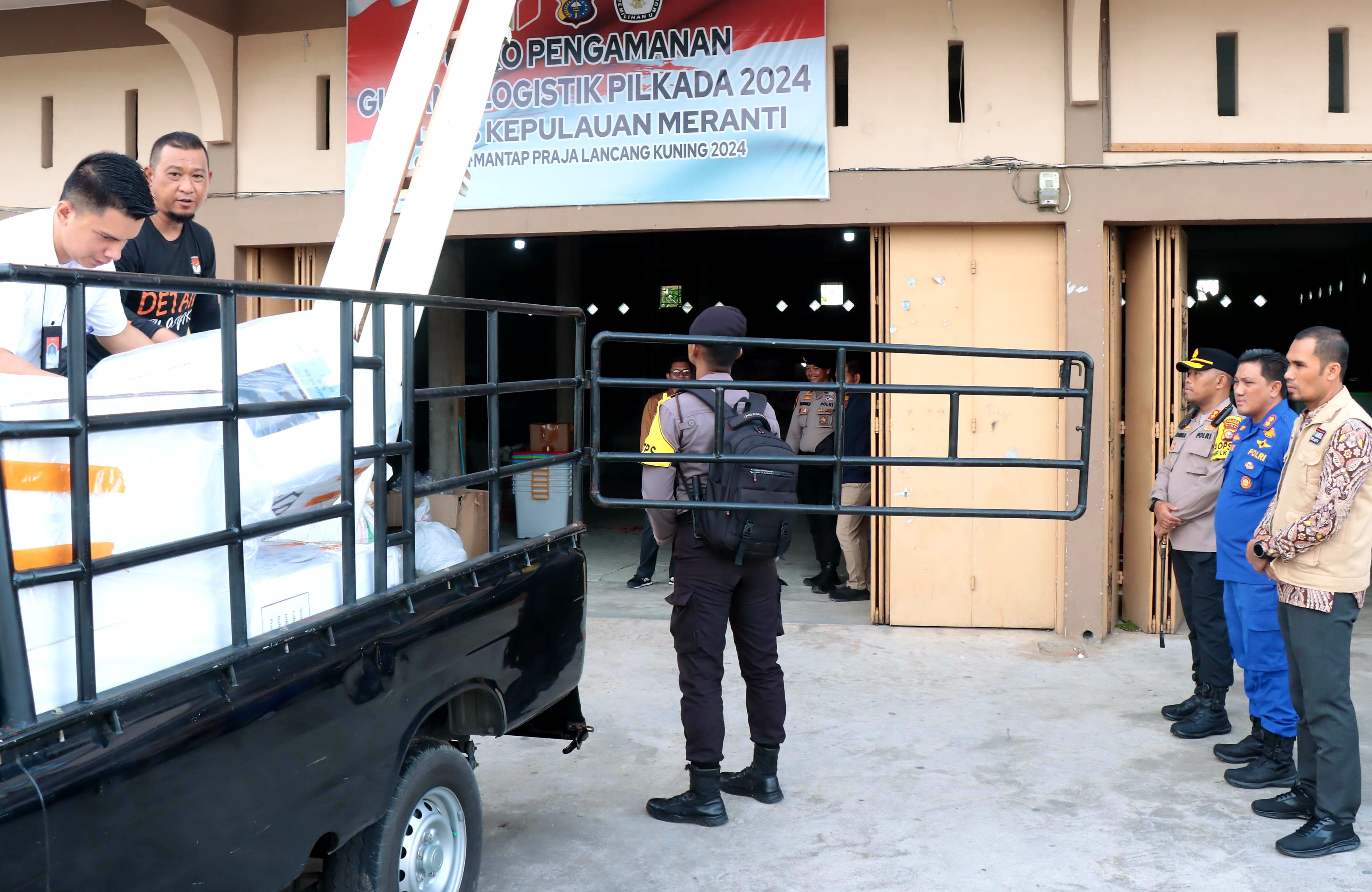 Pastikan Kelancaran, Kapolres Kep Meranti Bersama Pamatwil Hadiri Pendistribusian Logistik Pilkada 2024