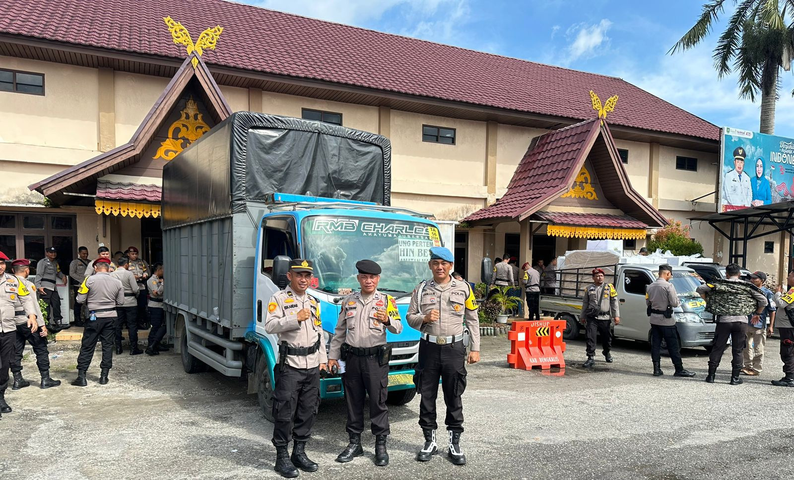 Polsek Mandau Kawal Pergeseran Logistik Pilkada 2024 ke TPS-TPS
