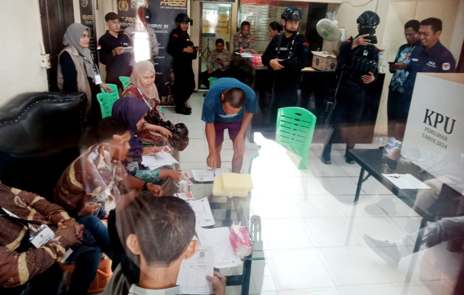 Polsek Mandau Fasilitasi Hak Pilih Tahanan dalam Pilkada 2024 dengan Khidmat dan Damai