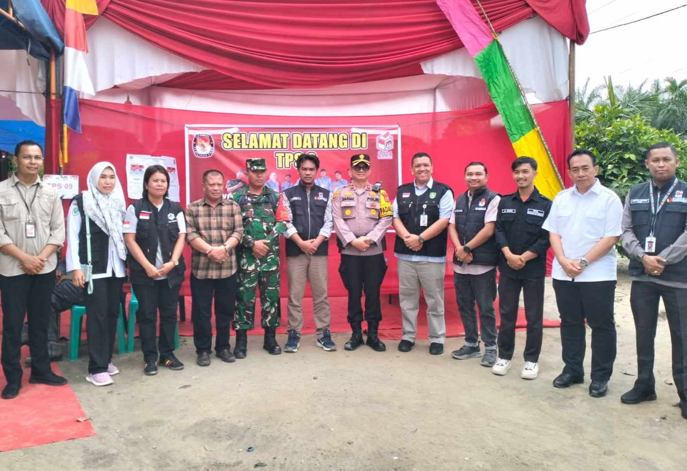 Kapolsek Pinggir Pantau Langsung Pengamanan Pemungutan Suara Pilkada 2024 di Desa Pinggir