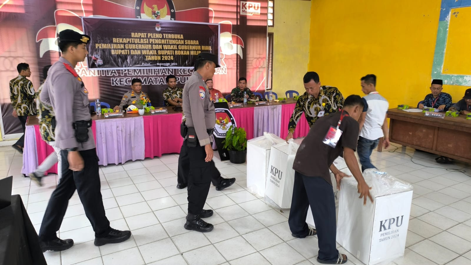 Polsek Pujud Bersama Personil BKO Amankan Rekapitulasi Suara di PPK Pujud