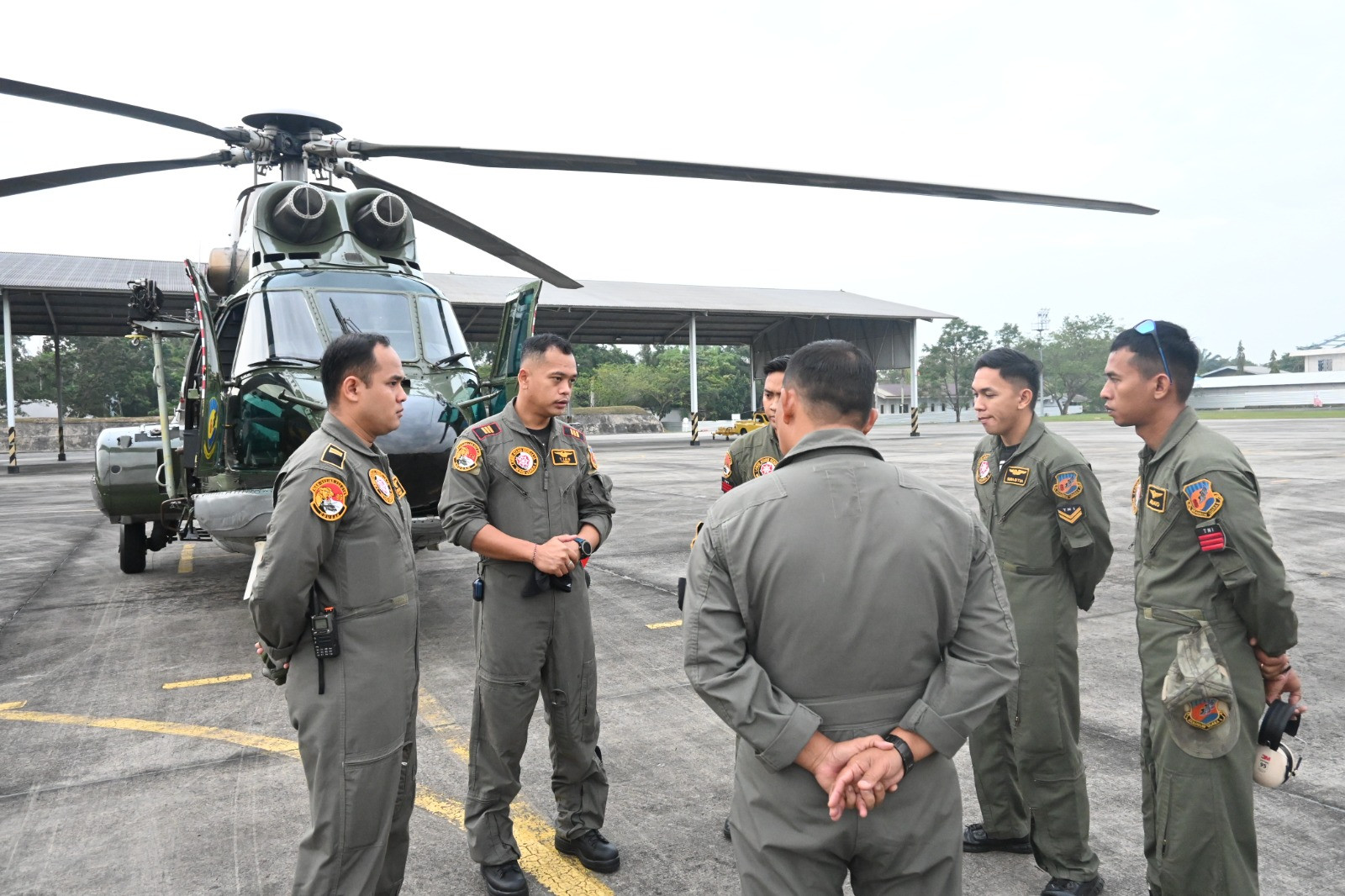 TNI AU Kerahkan Helikopter Super Puma untuk Pantau Banjir di Pelalawan
