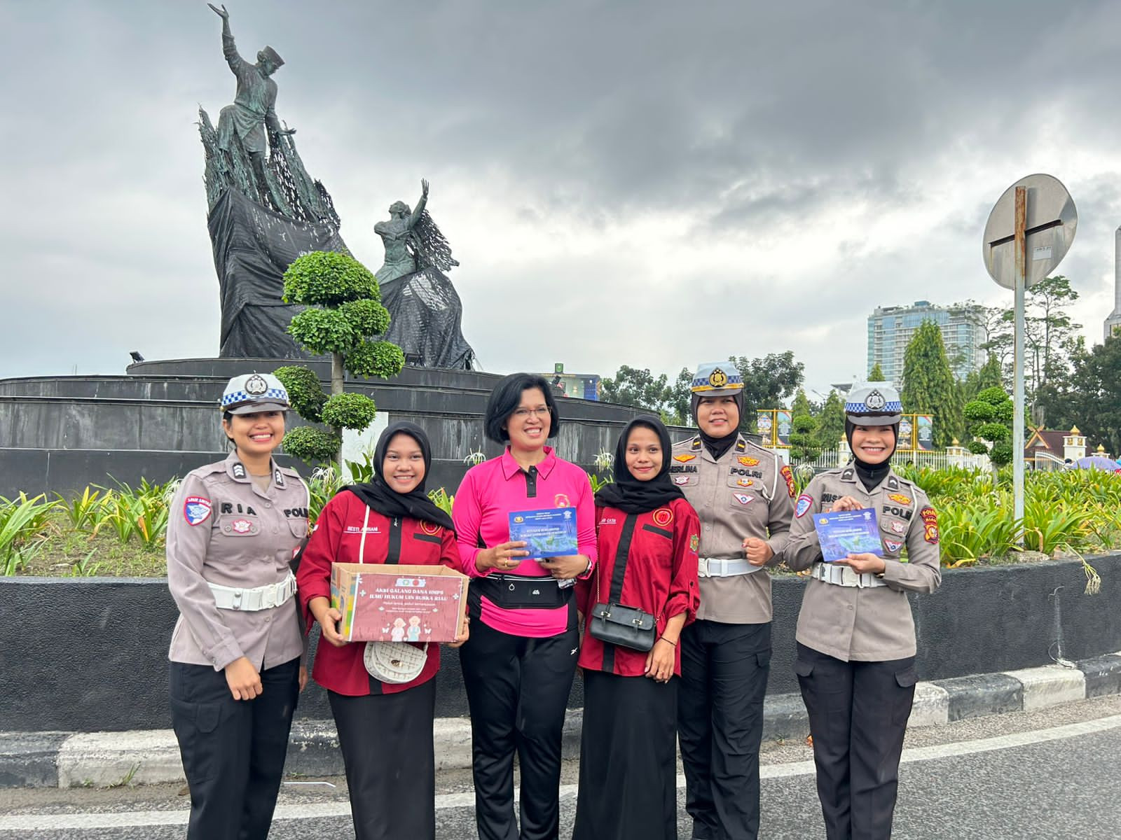 Polwan Cantik Ditlantas Polda Riau Dapat Sambutan Hangat di Car Free Day Pekanbaru