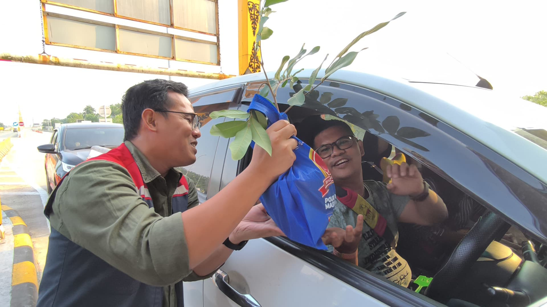 Sambut Hari Bhayangkara ke-79, Ditlantas Polda Riau Gelar Aksi Peduli Lingkungan dan Edukasi Keselamatan lalu Lintas