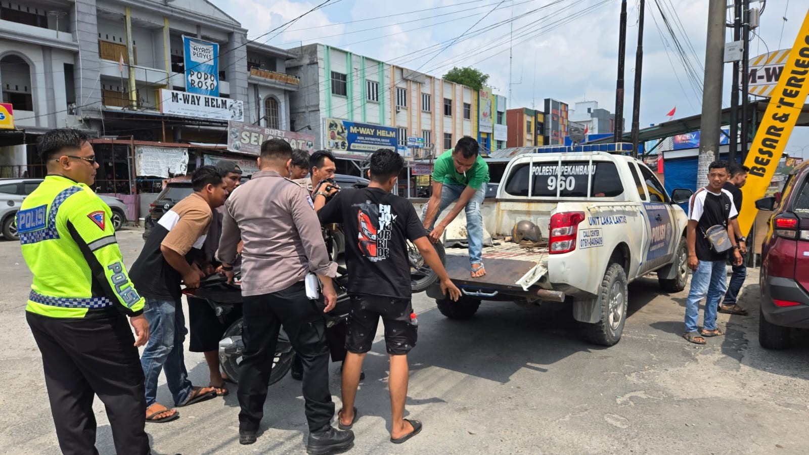 Rem Blong, Truk Boks Hantam Tiga Kendaraan di HR Soebrantas, Imam Masjid Tewas di Tempat