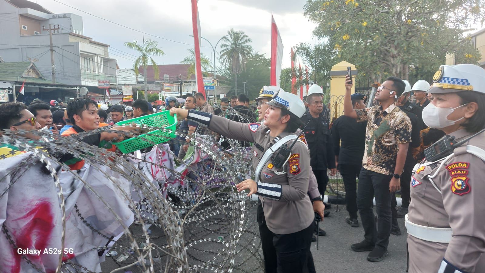 Polwan Bagikan Minuman, Suasana Aksi di Mapolda Riau Lebih Sejuk