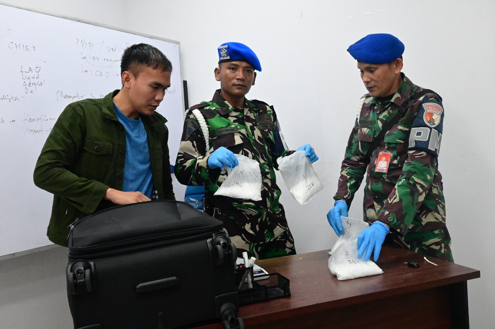 Petugas Gabungan Gagalkan Upaya Penyelundupan Sabu Hampir 1 Kilogram Lewat Jalur Udara Pekanbaru-Jakarta