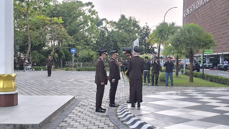 2 Pegawai Kejati Riau Raih Tanda Kebesaran di Hari Adhyaksa ke-64