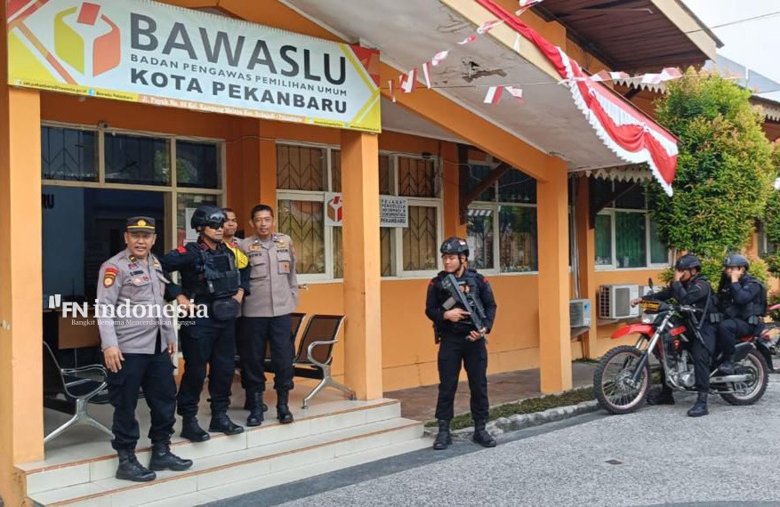Polresta pekanbaru dan Sat Brimob Polda Riau Lakukan Patroli Pengamanan di Kantor Bawaslu Pekanbaru