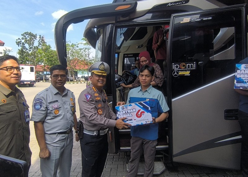 Jelang HUT Lantas ke-69, Ditlantas Polda Riau Berbagi Sembako dan Gelar Bakti Kesehatan