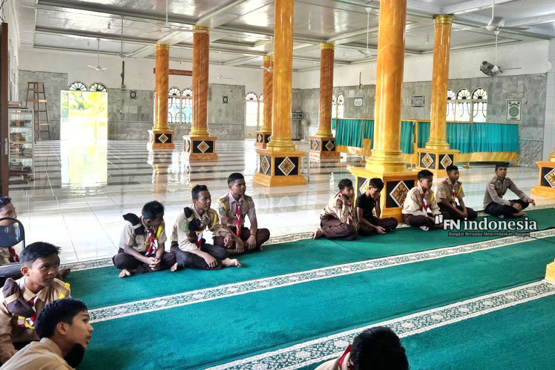 Pramuka Saka Bhayangkara Bersama Lakukan Cooling System Dengan Sholat Berjamaah