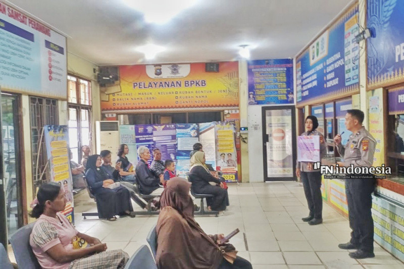 Satlantas Polres Siak Sosialisasikan Keselamatan Berlalu lintas dan Beri Pesan Pemilu Damai ke Pengunjung Samsat