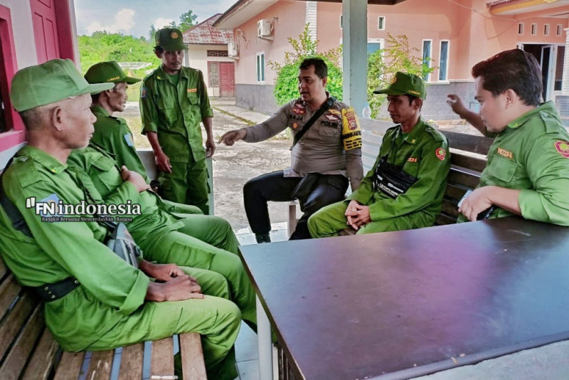 Ikut Jaga Kamtibmas Saat Pilkada, Bhabinkamtibmas Polsek Siak Kecil Berikan Motivasi Kepada Linmas 