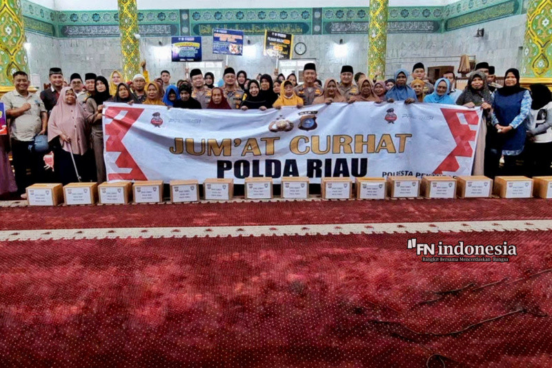 Dialog Kamtibmas dan Bagikan Sembako Puluhan Masyarakat Hadiri Jumat Curhat Polda Riau di Masjid Muslimin