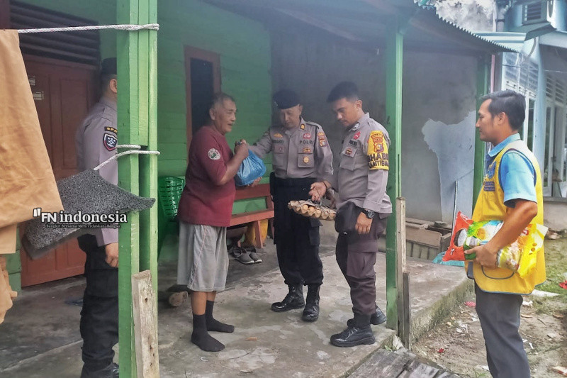 Polsek Mandau Bagikan Paket Sembako Sembari Gelorakan Semangat Pilkada Damai