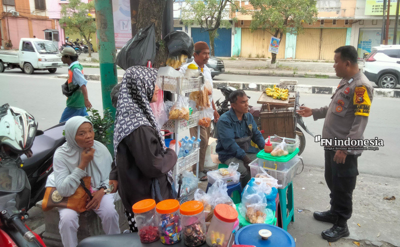 Pak Bhabin Pekanbaru Kota Temui Pedagang, Seraya Berbagi Keramahan dan Beri Pesan Humanis 