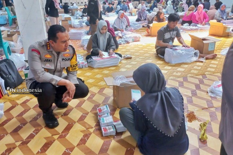 Kombes Jeki Tinjau Proses Pelipatan Surat Suara di Gudang Logistik KPU Kota Pekanbaru
