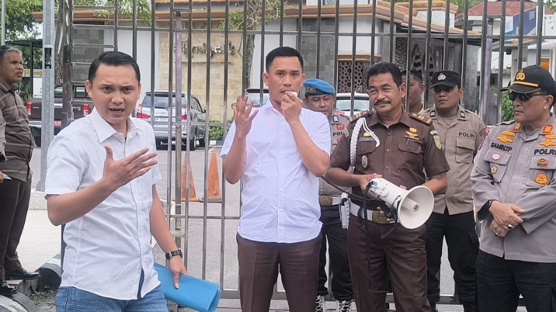 Penyaluran Kredit Diduga Bermasalah, Masa Demo di Kejati Riau