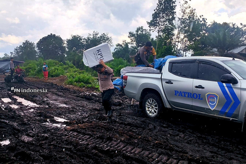 Kawal Pendistribusian Logistik di Desa Terpencil, Polsek Siak Kecil Tuntaskan Tugas Pilkada 2024