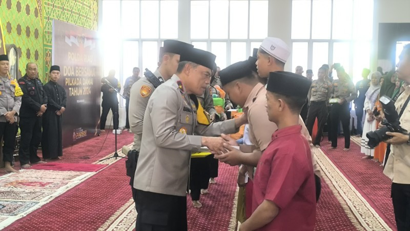 Bersyukur Pilkada Berjalan Kondusif, Polda Riau Gelar Doa Bersama dan Bantu Anak Yatim