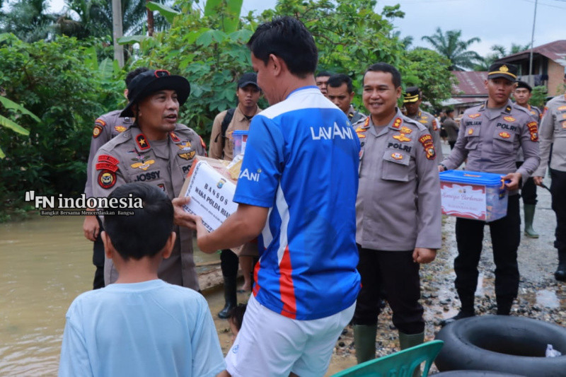 Kunjungi Banjir 3 Desa di Kampar, Wakapolda Riau Beri Bantuan Paket Sembako