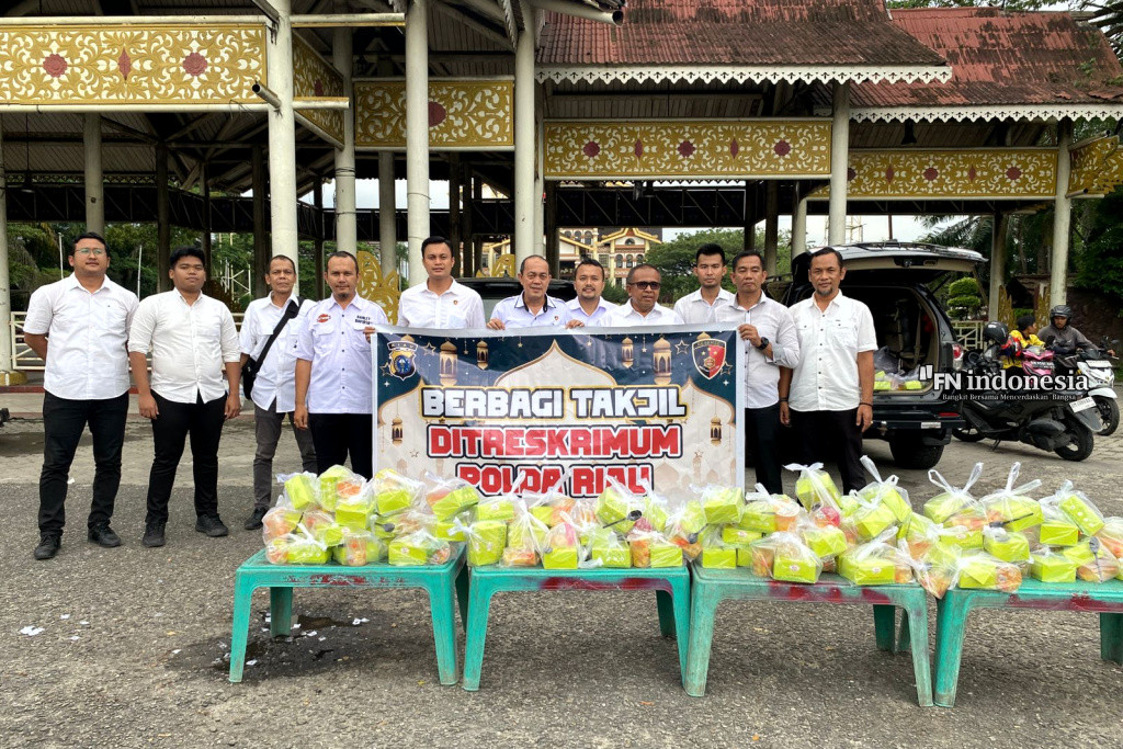 Ditreskrimum Polda Riau Berbagi Takjil Untuk Masyarakat Dalam Rangka Bulan Suci Ramadan