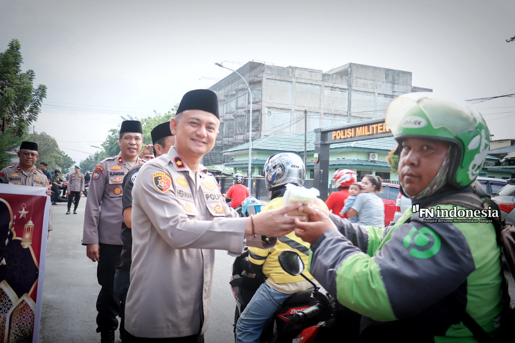 Kompol Herman Pelani Dampingi Kapolresta Pekanbaru Bagikan Takjil Ramadan Gratis Untuk Masyarakat
