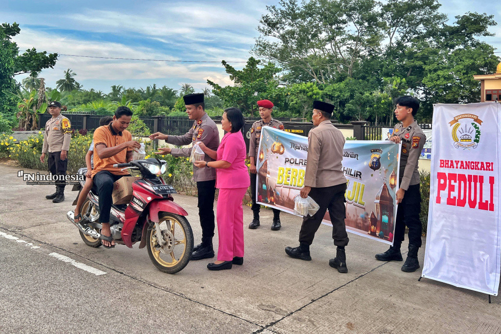 Kapolsek Batu Hampar Bersama Personil Bagikan Takjil Gratis di Bulan Ramadhan