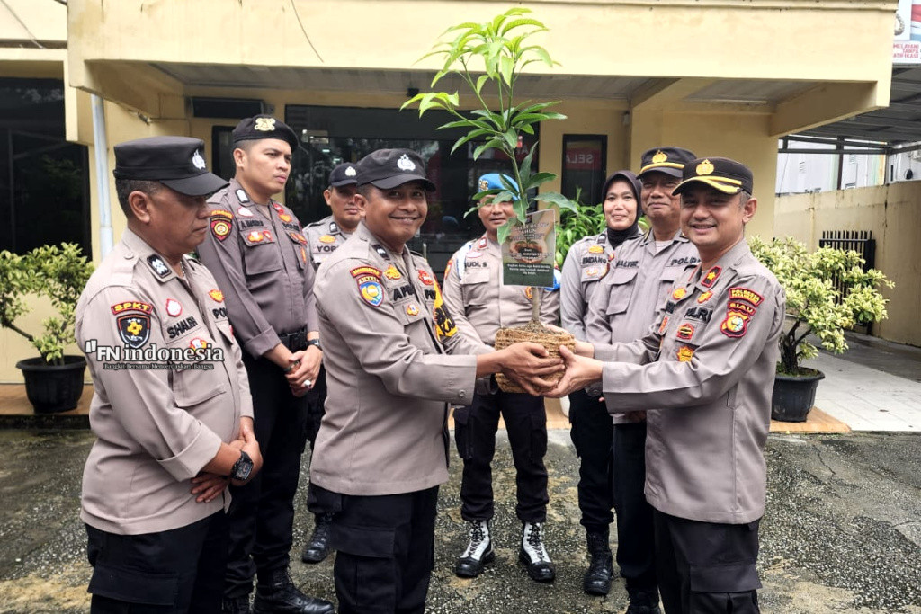 Dukung Program Kapolda Riau, Kapolsek Pekanbaru Kota Berikan Bibit Pohon untuk Personil Berulang Tahun