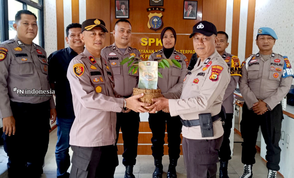 Semangat Hijaukan Lingkungan, Kapolsek Pekanbaru Kota Hadiahkan Bibit Pohon di Hari Spesial