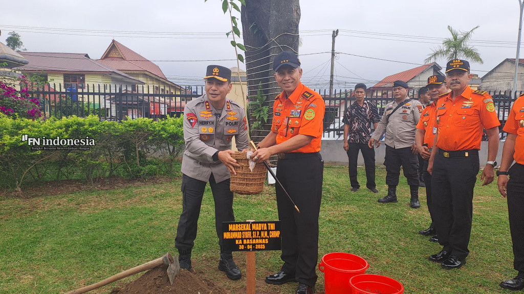 Kabasarnas Audiensi ke Polda Riau, Tanam Pohon Gaharu Sebagai Simbol Sinergi Penanggulangan Karhutla