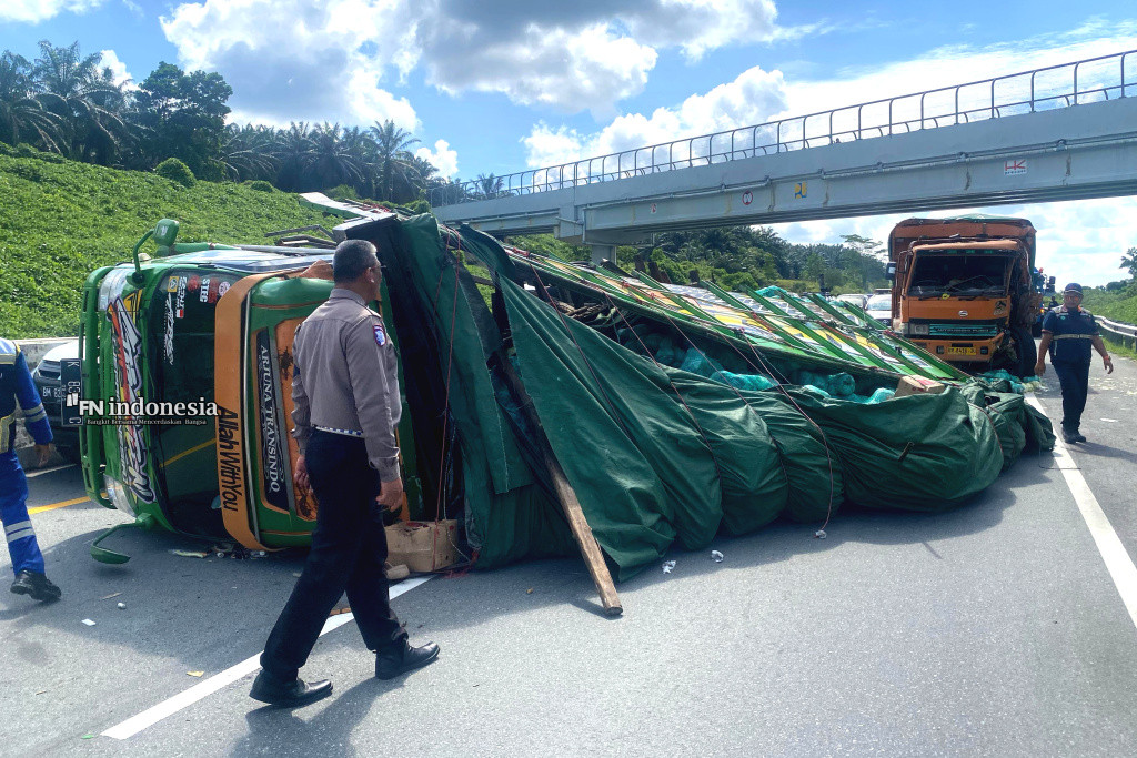 Mobil Fuso Tabrak Colt Diesel di Tol KM 27, Polda Riau Evakuasi Laka dan Himbau Pengemudi Lebih Disiplin