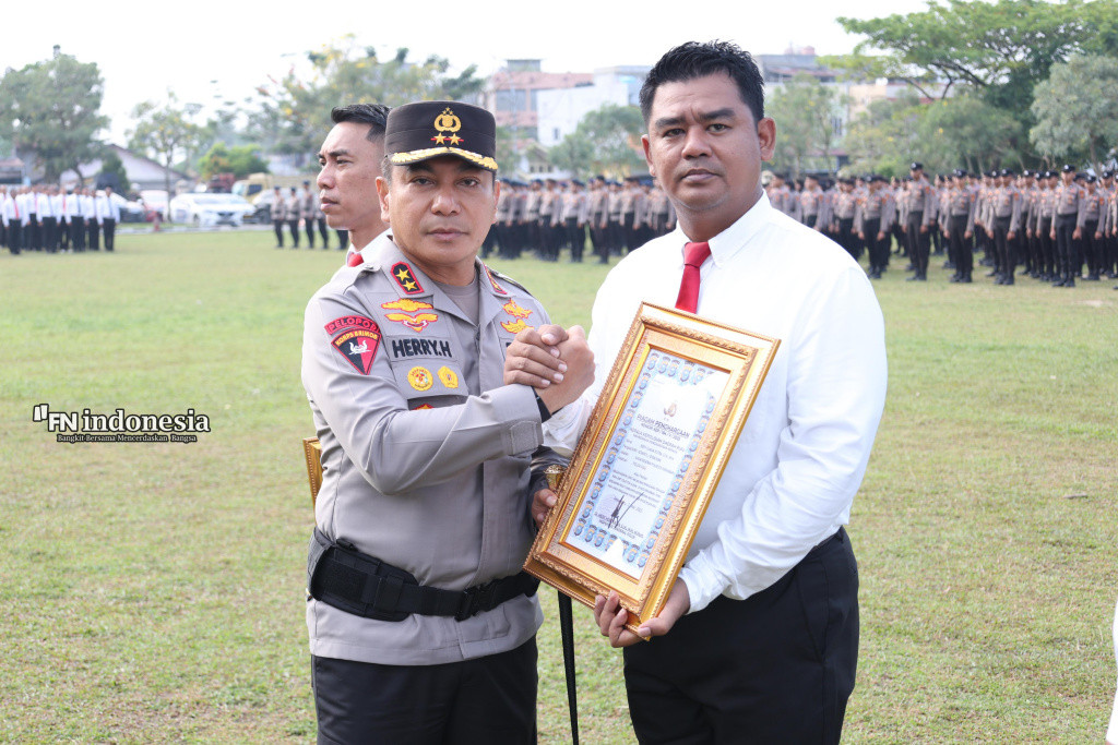 Pimpin Upacara, Kapolda Riau Berikan Penghargaan Personel Berprestasi dan Kenaikan Pangkat