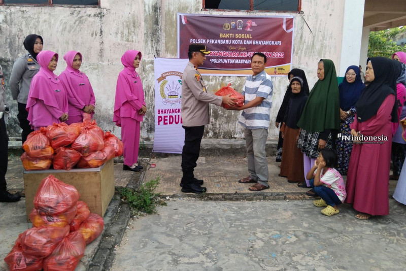 Peduli Sesama, Polsek Pekanbaru Kota Bagikan Paket Sembako Sambut HUT Bhayangkara ke-79