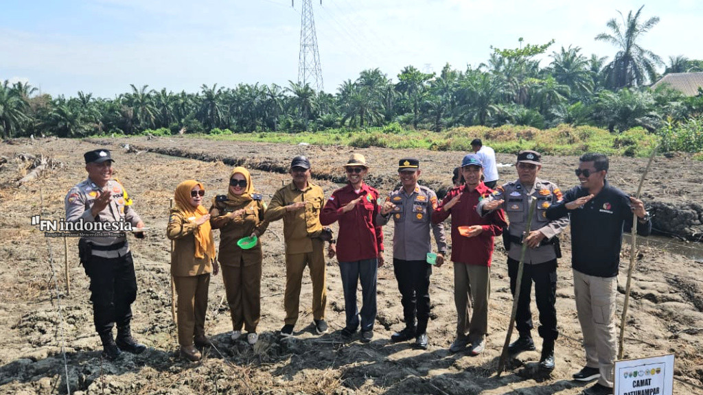 Dukung Program Ketahanan Pangan Nasional, Polsek Batu Hampar Bersama Warga Tanam Jagung 2 Hektare
