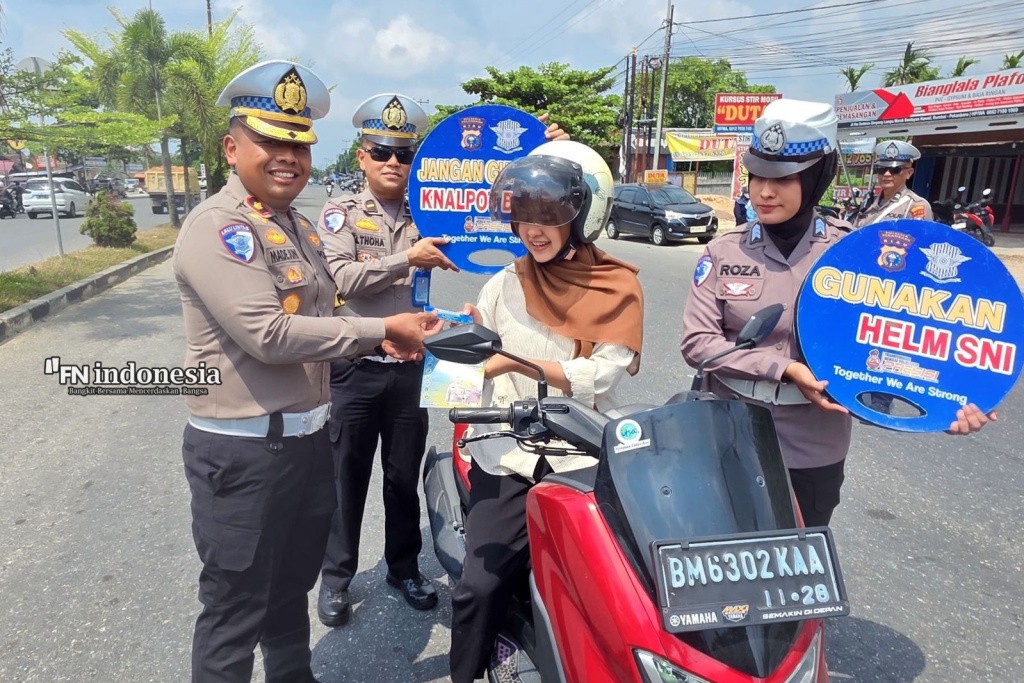 Hari ke 8 LK 2025, Satlantas Pekanbaru Bagikan Coklat dan Helm kepada Pengendara Tertib Lalu Lintas