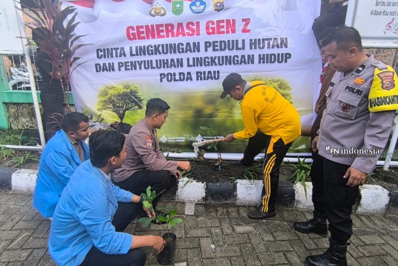 Polda Riau Bersama Mahasiswa dan Bhabinkamtibmas Sosialisasi Green Policing di SMK YABRI Pekanbaru
