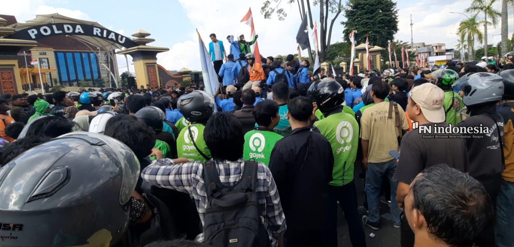 Ratusan Ojol Geruduk Mapolda Riau, Tuntut Keadilan untuk Rekan yang Tewas Dilindas Rantis Brimob