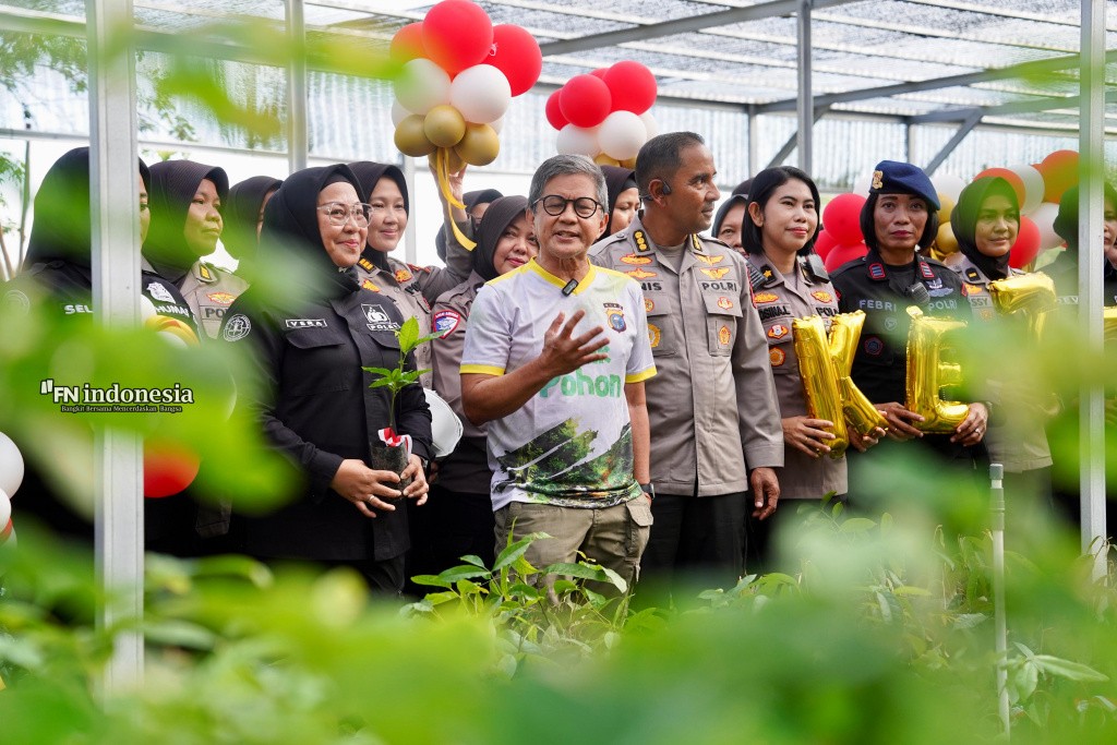 Rayakan Ulang Tahun Polwan, Rocky Gerung dan Polwan Polda Riau Tanam Bibit di Bank Pohon