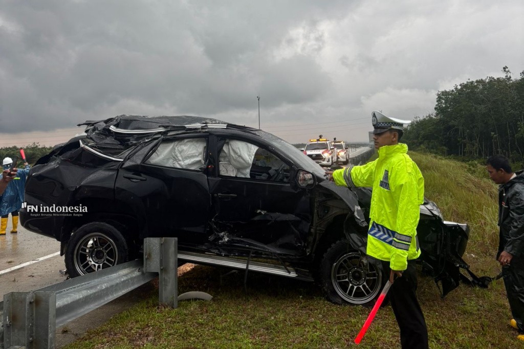 Kurang Hati-Hati Saat Hujan, Fortuner Naik ke Pembatas Jalan Tol Pekanbaru–Bangkinang, 3 Orang Luka-Luka