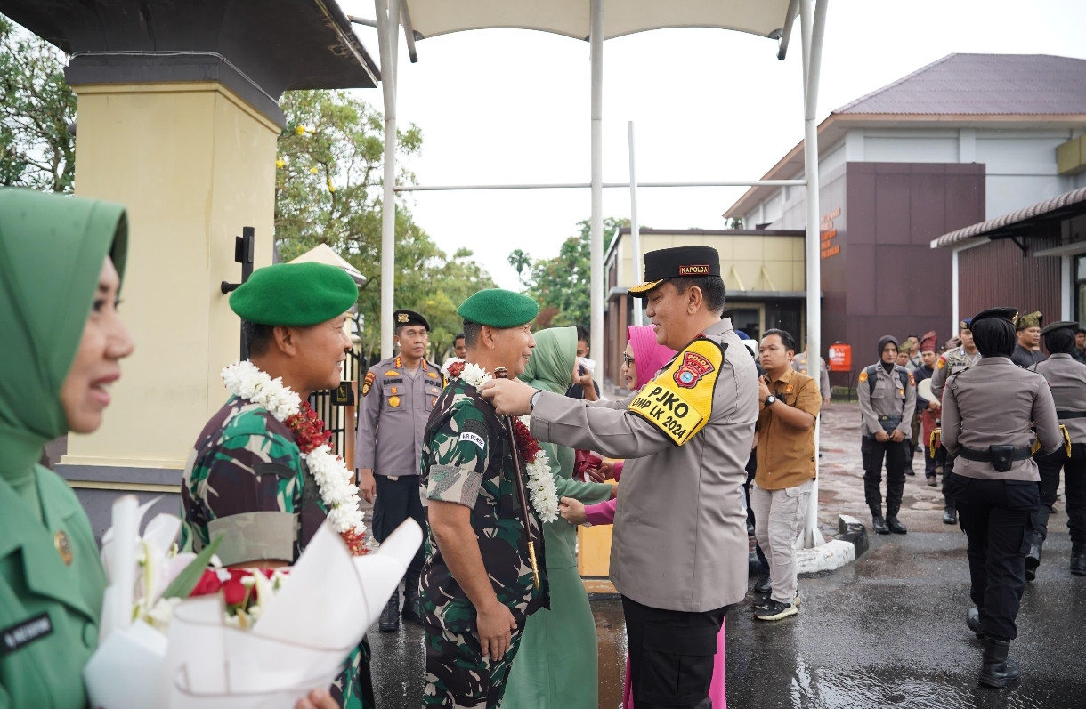 Tradisi Pedang Pora Warnai Pisah Sambut Danrem Wirabima