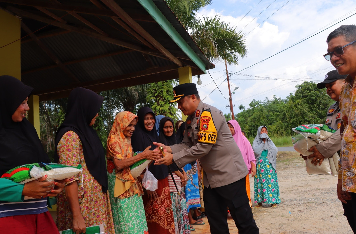 Cooling System Bersama Tokoh Masyarakat, Kapolres Rohil Serahkan Bantuan Anak Yatim