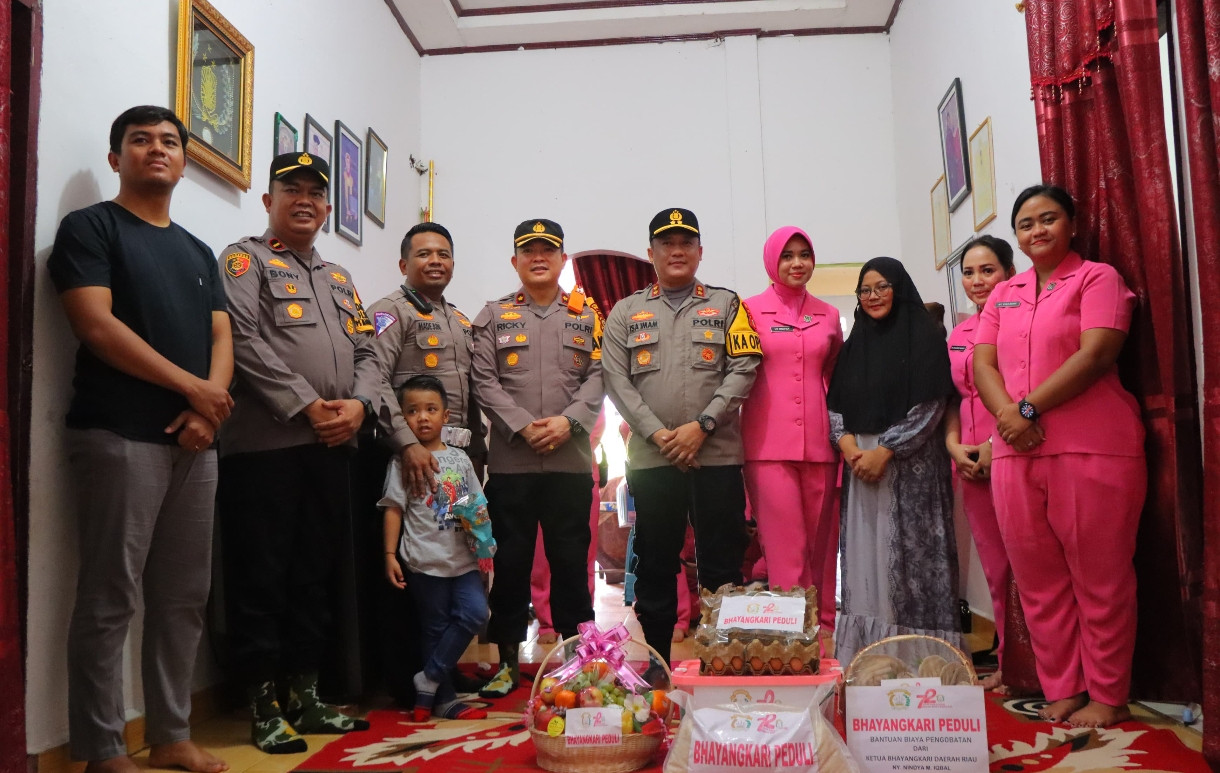 Cooling System Pilkada Damai, Kapolres Bersama Bhayangkari Rohil Baksos di TPTM