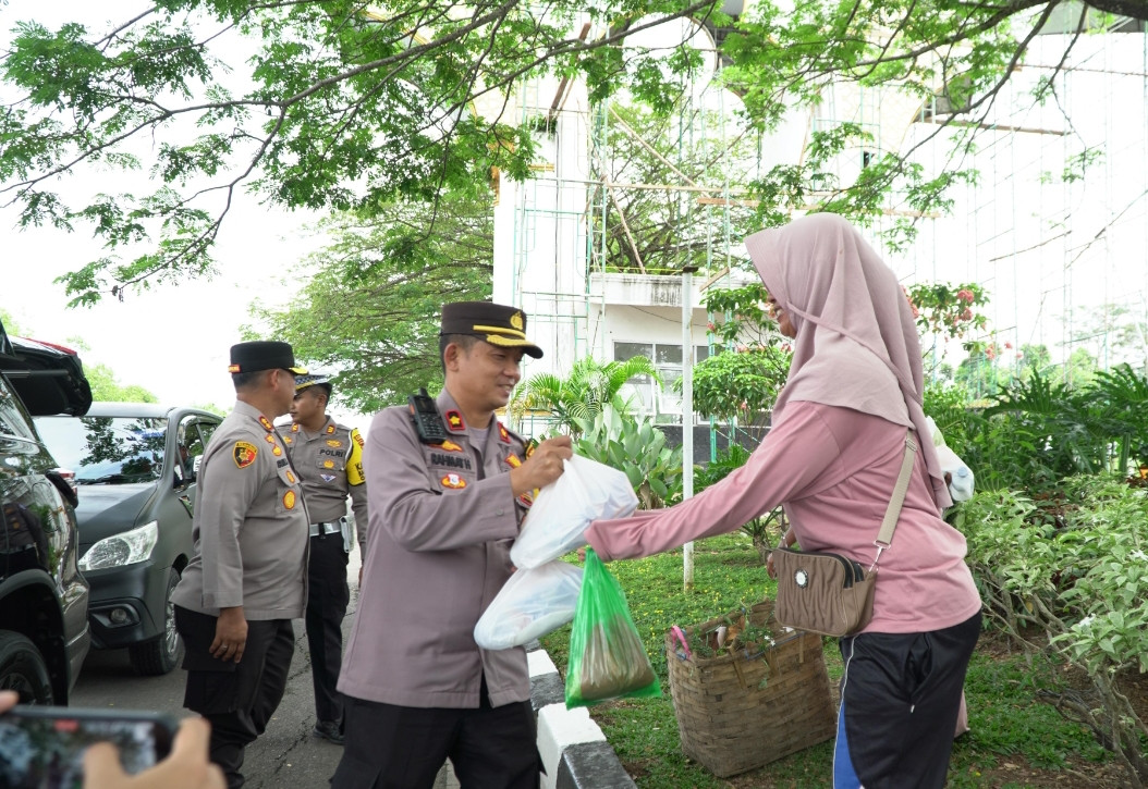 Jumat Berkah Kapolres Rohul Bagikan Sembako dan Nasi Kotak, Titip Pesan Damai Pilkada 2024