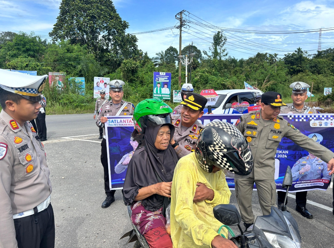 Operasi Zebra Lancang Kuning 2024 Dimulai, Polres Rohul Bagikan Helm Gratis dan Sosilaisasi Pilkada Damai