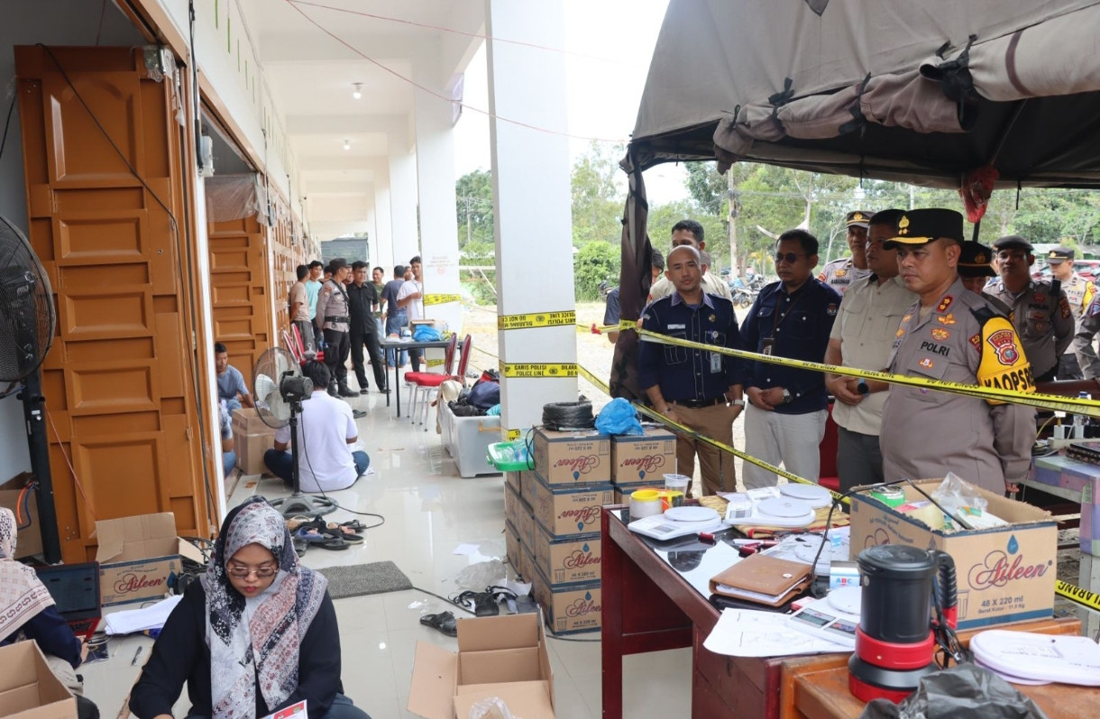 Pastikan Aman, Kapolres Rohul Monitoring Pelipatan Surat Suara Pilkada 2024 di Gudang Logistik KPU