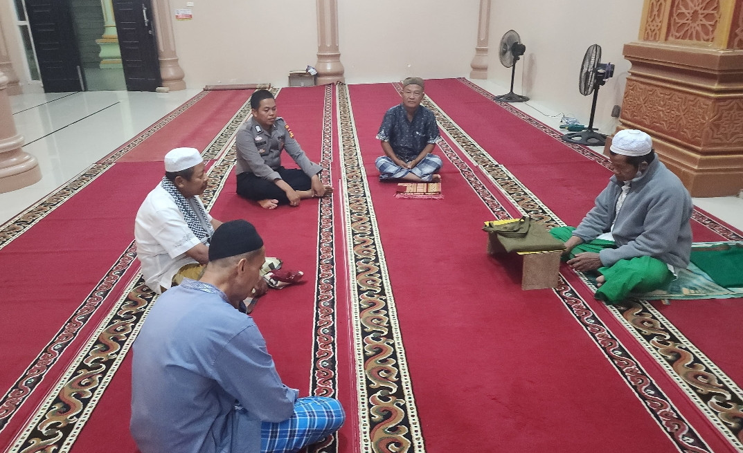 Salat Subuh Berjamaah, Kapolsek Kabun Cooling System Bersama di Masjid Al Fajar Desa Kabun