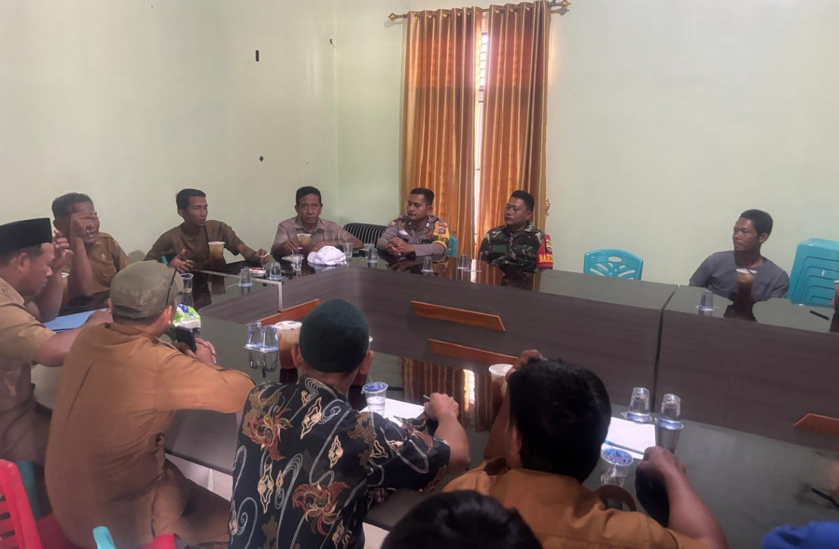 Bhabinkamtibmas Polsek Kepenuhan Gandeng TNI Gelar Cooling System di Desa Kepenuhan Baru