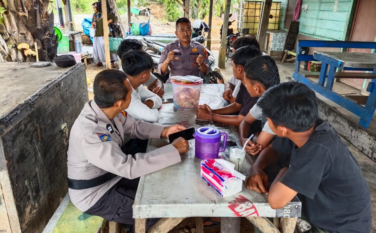 Sat Binmas Polres Rohul Giat Cooling System Bersama Pemilih Pemula di Desa Sukamaju